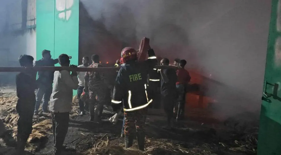 অরিয়েট জুটমিলে ভয়াবহ আগুন